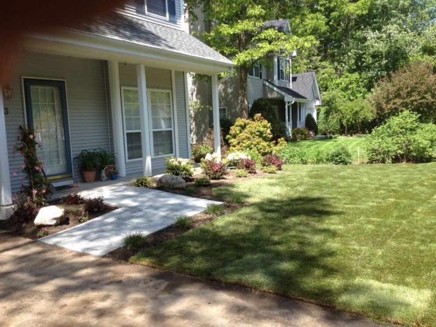 Reliable landscaper near Derry NH for plantings, walkway, and mulching.